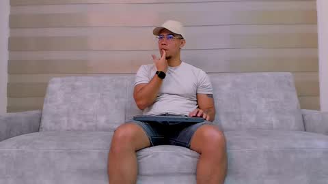 Snapshot of heteros_men chatting on 02.25.25 heteros men online show from 02.25.25