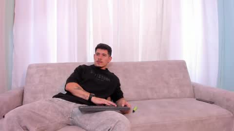 Snapshot of heteros_men chatting on 05.19.26 heteros men online show from 05.19.26