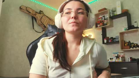 Snapshot of hettiehockenbrock chatting on 05.25.26 Bella online show from 05.25.26