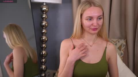 Snapshot of hey_becky chatting on 03.02.26 Becky online show from 03.02.26