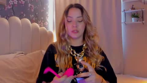Snapshot of heymartina chatting on 06.24.26 Martina Ricci Show schedule Monday to Friday 8am colombia time I work some weekends online show from 06.24.26