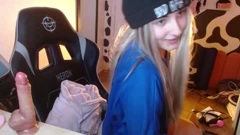 Snapshot of hi_elora chatting on 05.19.26 Elora online show from 05.19.26