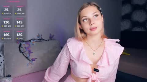 Snapshot of hidden_charm chatting on 09.19.25 Elizabeth online show from 09.19.25