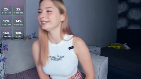 Snapshot of hidden_charm chatting on 10.06.25 Elizabeth online show from 10.06.25