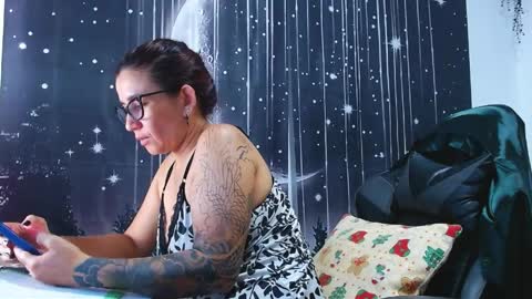 Snapshot of hikaryfire chatting on 05.27.26 hikaryfire online show from 05.27.26