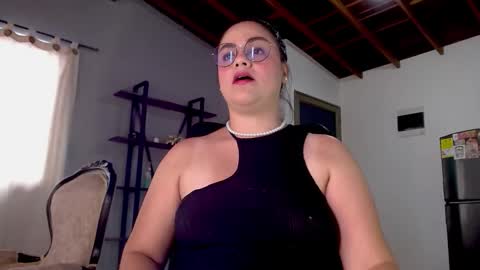 Snapshot of hillary_12 chatting on 09.12.25 Miranda online show from 09.12.25