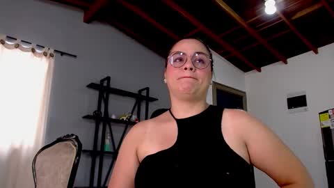 Snapshot of hillary_12 chatting on 09.28.25 Miranda online show from 09.28.25