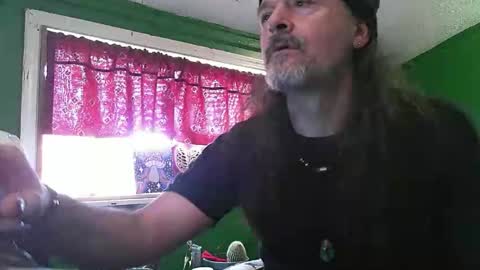 Snapshot of hippiedad333 chatting on 04.19.26 hippiedad333 online show from 04.19.26