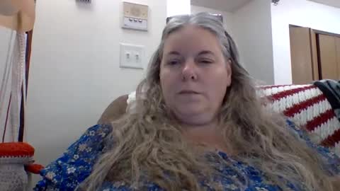 hippysnewhere online show from 05.12.26