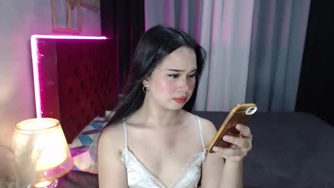 Snapshot of hoelymolly chatting on 10.23.25 hoelymolly online show from 10.23.25