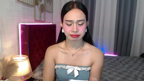 Snapshot of hoelymolly chatting on 04.28.26 hoelymolly online show from 04.28.26