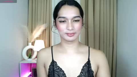 Snapshot of hoelymorri chatting on 12.17.25 Hoelymorri online show from 12.17.25