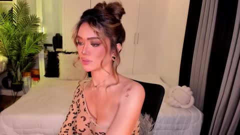 Ms. Laura online show from 10.09.25