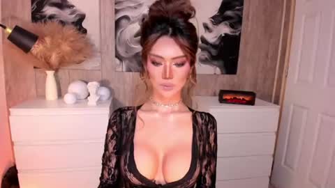 Snapshot of holee_laura chatting on 06.19.26 Ms. Laura online show from 06.19.26