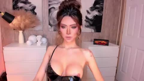 Snapshot of holee_laura chatting on 06.27.26 Ms. Laura online show from 06.27.26
