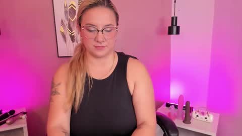 Hollie online show from 10.30.25