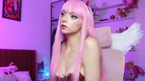 Snapshot of holliwould_ chatting on 05.17.26 Holli online show from 05.17.26