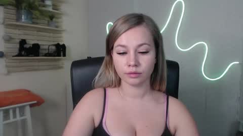 Snapshot of holly_bb95 chatting on 12.06.24 Holly online show from 12.06.24