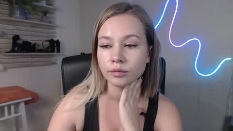 Snapshot of holly_bb95 chatting on 12.12.24 Holly online show from 12.12.24