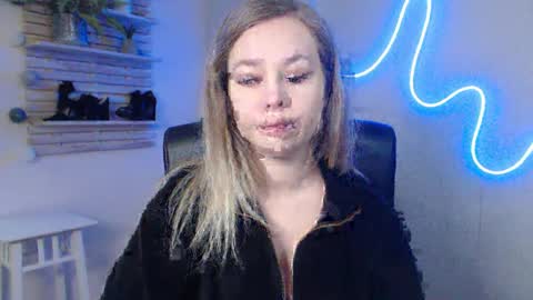 Snapshot of holly_bb95 chatting on 01.08.25 Holly online show from 01.08.25