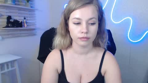 Snapshot of holly_bb95 chatting on 01.14.25 Holly online show from 01.14.25