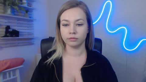 Snapshot of holly_bb95 chatting on 01.17.25 Holly online show from 01.17.25