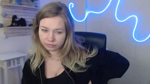 Snapshot of holly_bb95 chatting on 02.05.25 Holly online show from 02.05.25