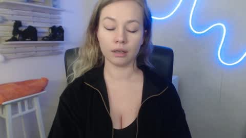 Snapshot of holly_bb95 chatting on 02.07.25 Holly online show from 02.07.25