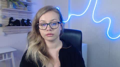 Snapshot of holly_bb95 chatting on 02.13.25 Holly online show from 02.13.25