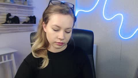 Snapshot of holly_bb95 chatting on 03.07.25 Holly online show from 03.07.25