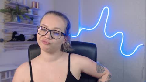 Snapshot of holly_bb95 chatting on 03.11.25 Holly online show from 03.11.25