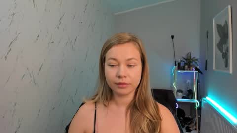 Snapshot of holly_bb95 chatting on 09.17.25 Holly online show from 09.17.25