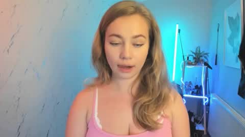 Snapshot of holly_bb95 chatting on 10.14.25 Holly online show from 10.14.25