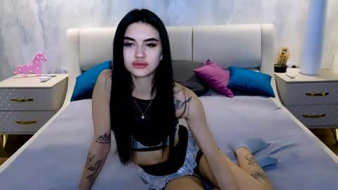 Snapshot of holly_beck chatting on 04.24.26 Holly online show from 04.24.26