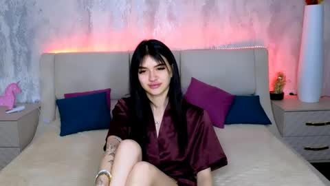 Snapshot of holly_beck chatting on 05.19.26 Holly online show from 05.19.26