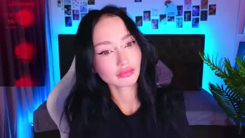 holly_berryy_ online show from 10.03.25