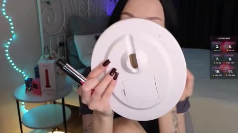 holly_berryy_ online show from 10.04.25