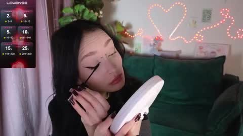 holly_berryy_ online show from 10.05.25