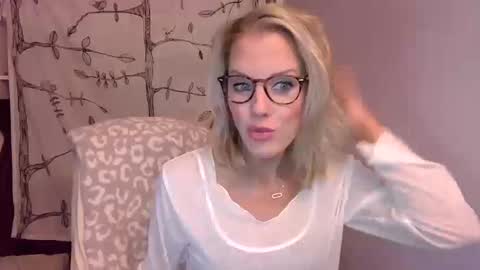 Snapshot of holly_bourbon chatting on 10.10.25 holly_bourbon online show from 10.10.25