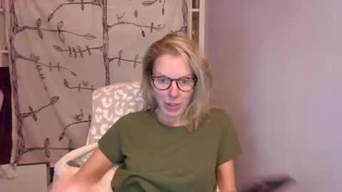 Snapshot of holly_bourbon chatting on 10.16.25 holly_bourbon online show from 10.16.25