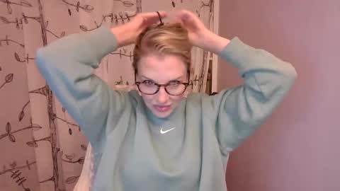 holly_bourbon online show from 10.31.25