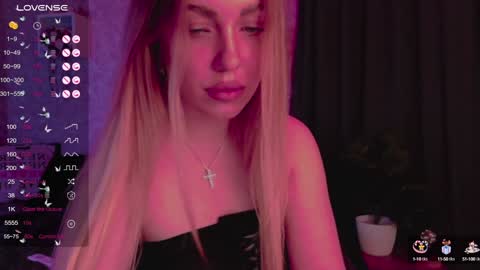 holly_molly8 online show from 01.28.25