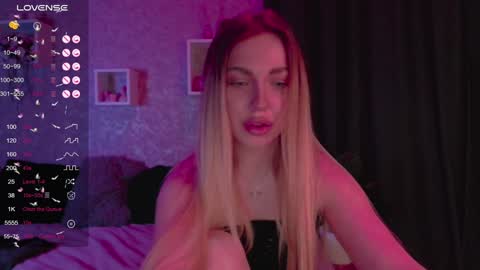 holly_molly8 online show from 02.06.25