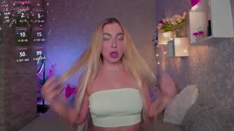 holly_molly8 online show from 11.25.25