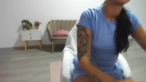 Snapshot of holly_wood18 chatting on 06.27.26 holly_wood18 online show from 06.27.26