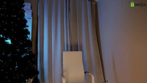 Snapshot of hollyextra chatting on 12.19.24 hollyextra online show from 12.19.24