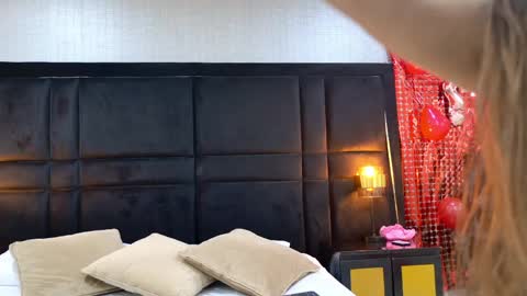 Snapshot of hollyolson chatting on 04.28.26 Holly online show from 04.28.26
