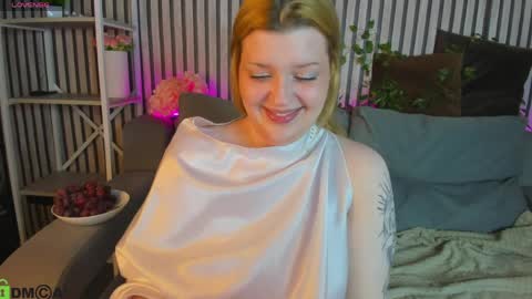 Snapshot of hollyray_ chatting on 04.11.26 Holly online show from 04.11.26