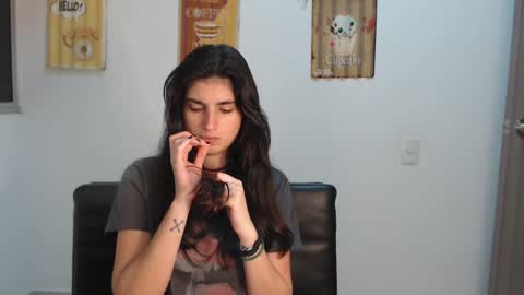 hollyshit_ online show from 02.20.25