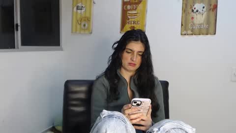 hollyshit_ online show from 03.01.25